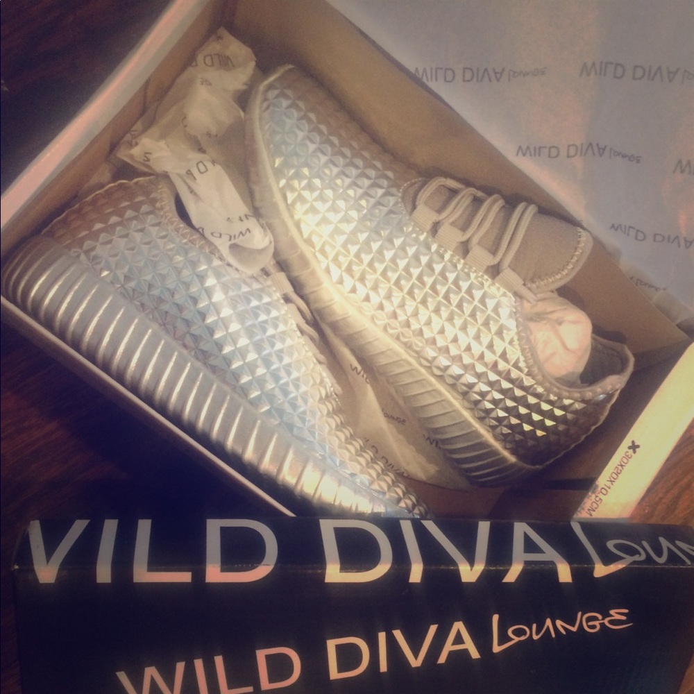Women’s studded sneakers SZ 6